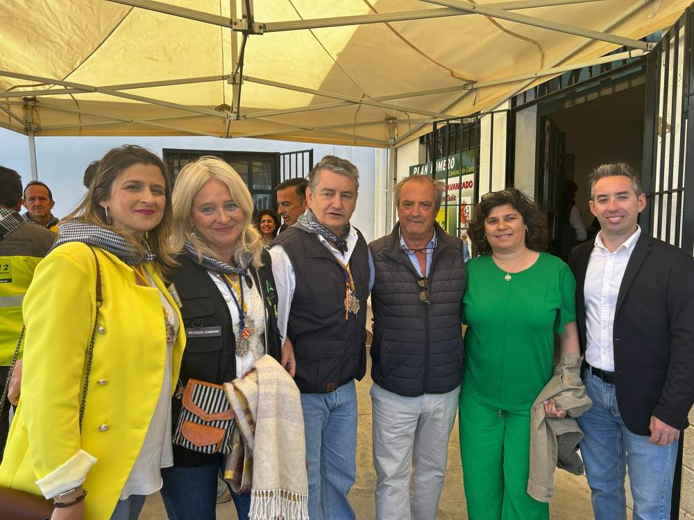 EL PRESIDENTE DE LA REAL SOCIEDAD DE CARRERAS EN EL EMBARQUE DE LA HERMANDAD DEL ROCÍO